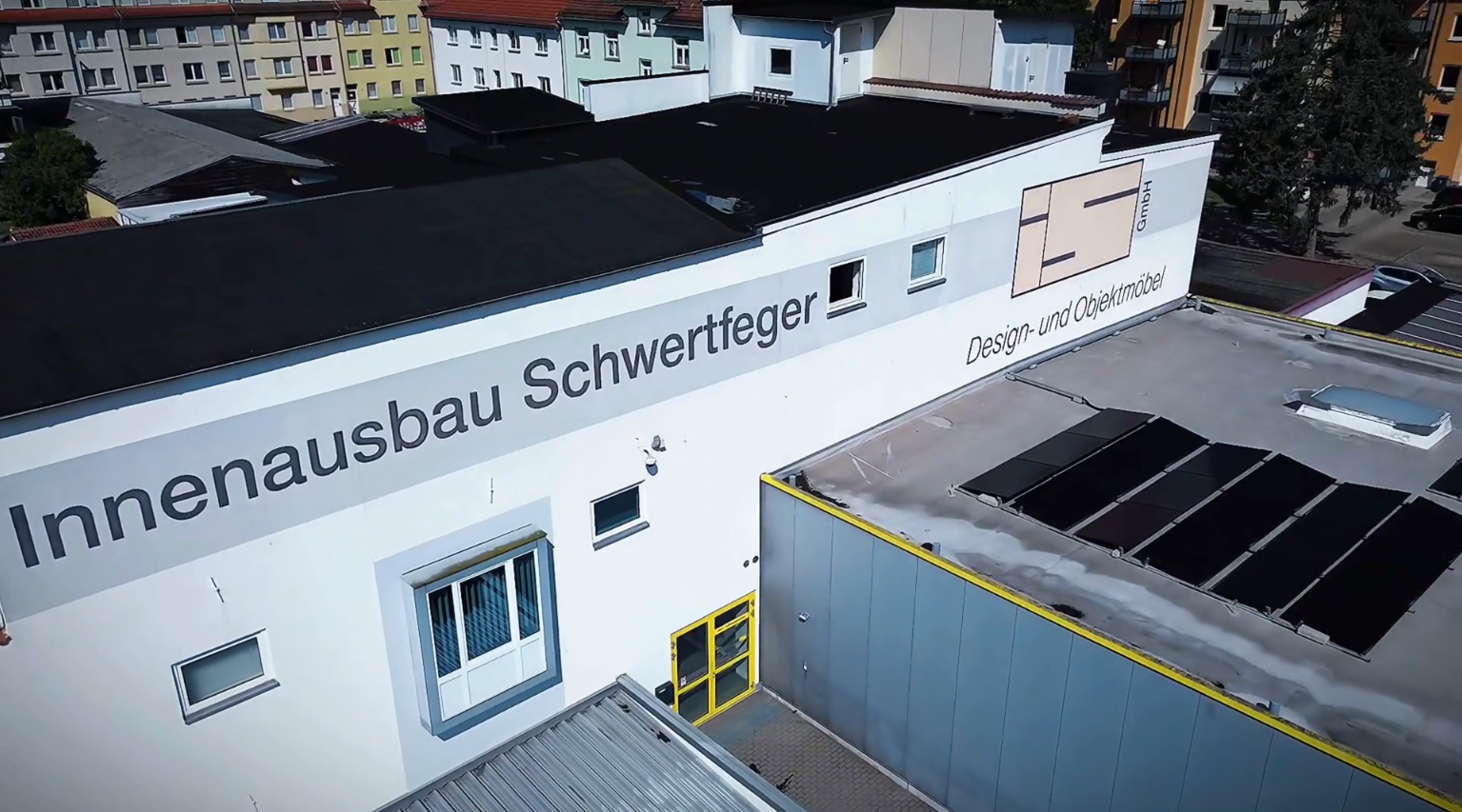 Außenansicht Innenausbau Schwertfeger Objekt- und Designmöbel mit Solaranlage auf Dach