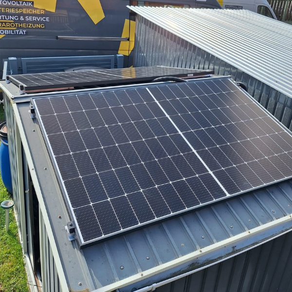 Zwei Solarplatten auf einem Gartenhäuschen Zwei Solarplatten auf einem Gartenhäuschen MAXX SOLAR