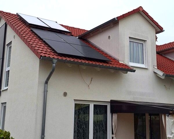 Photovoltaikanlage auf Dach und Fassade eines Wohnhauses in Erfurt