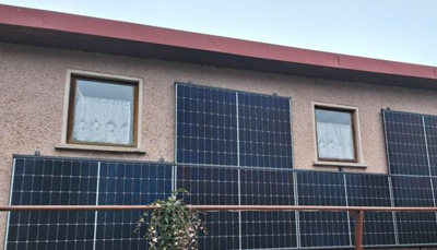 PV-Module an der Fassade eines Gebäudes in Bad Liebenstein