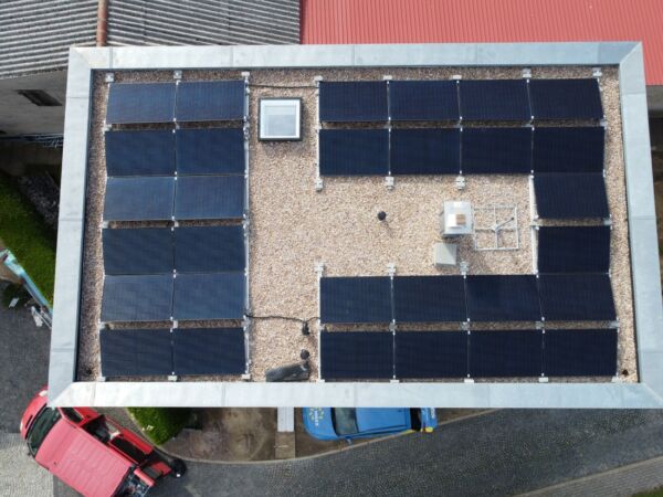 Ost-West-aufgeständerte PV-Module auf einem Flachdach in Hopfgarten