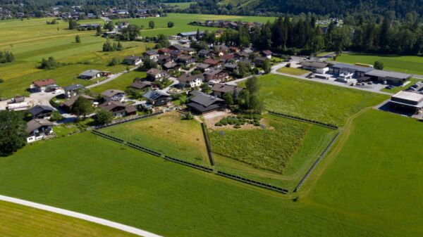 Vertikaler Solarzaun mit bifazialen PV-Modulen von MAXX SOLAR