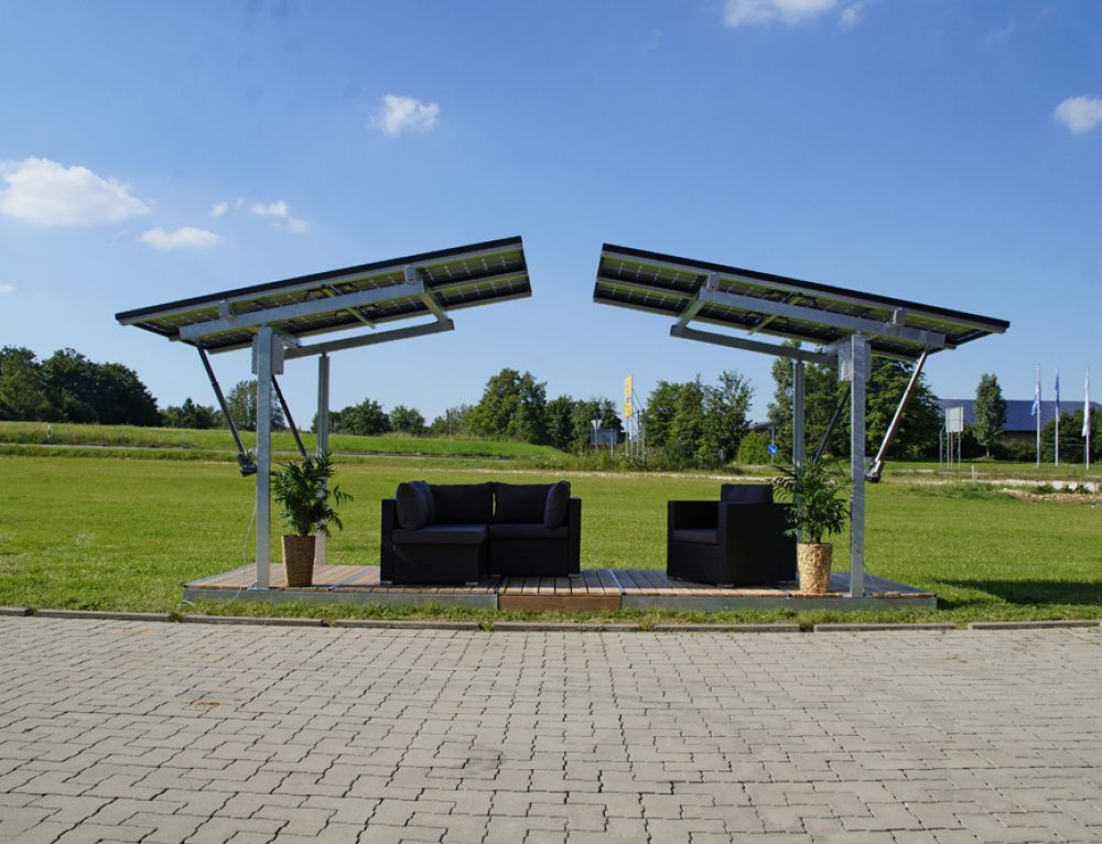 Solarterrasse von MAXX SOLAR mit Photovoltaikmodulen als Terrassendach