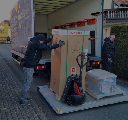 Mann beläd LKW mit Warmwasserspeicher 